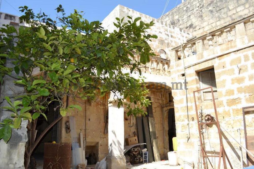 house-of-character-in-qormi