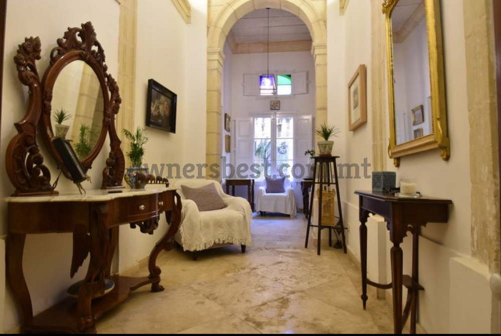 house-of-character-in-mosta